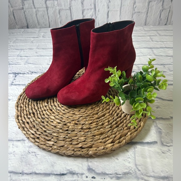NWOB Eric Michael Bold Red Suede Leather Ankle Boots. Size 9 (Euro 40) - Picture 1 of 9